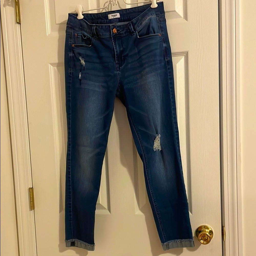 Kensie Jeans slightly fashionably distressed front. Cute fringe hems. SZ 10/30.